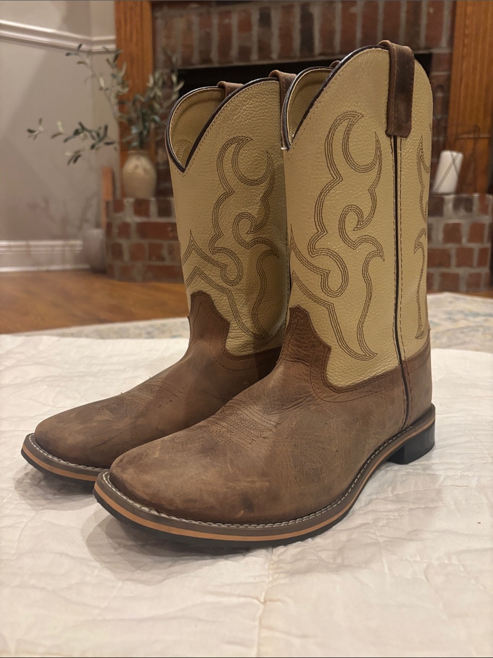 Men's Two-Tone Brown and Tan Western Pull-On Boots
